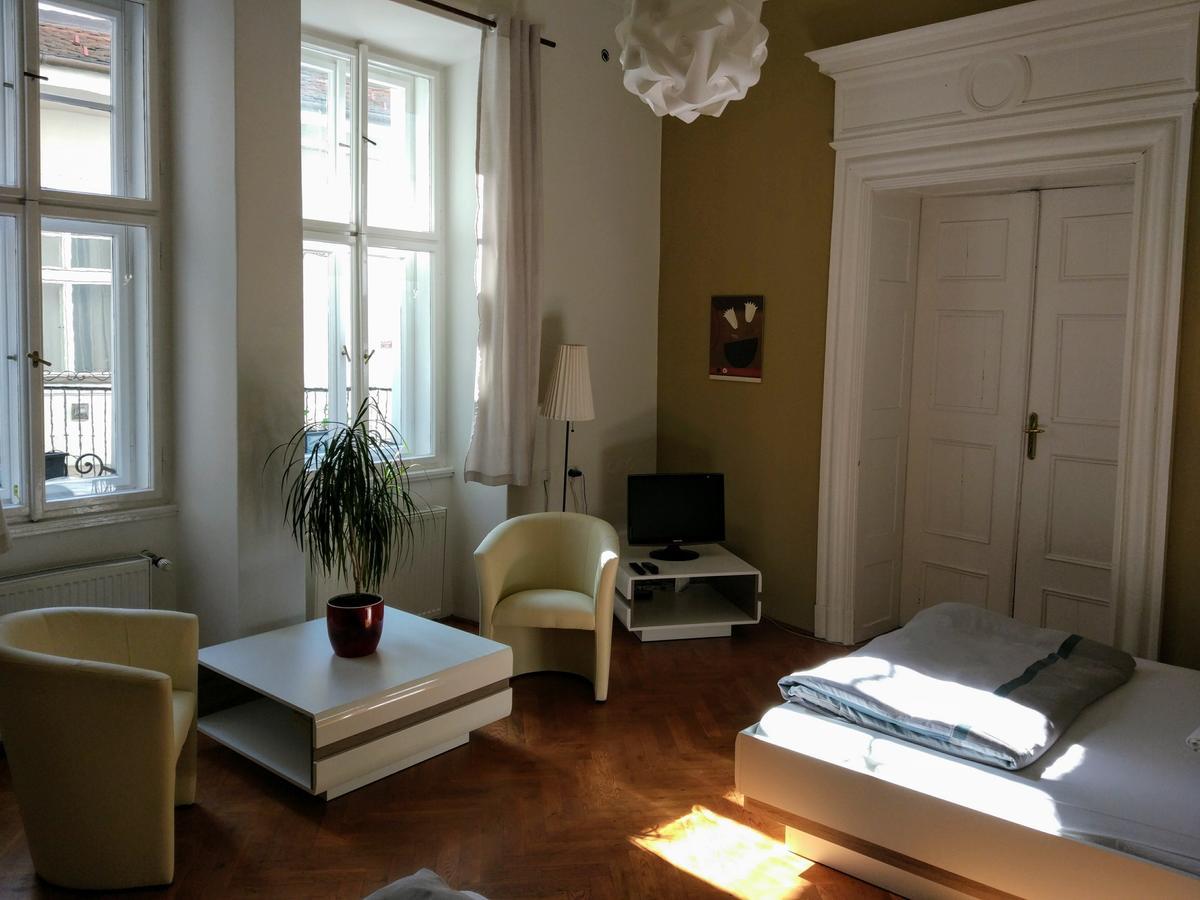 Tynska 7 * Praha